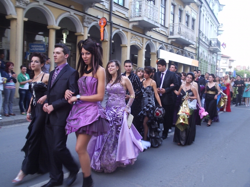 Нова мода: Абитуриентите масово тръгват към Сърбия след бала