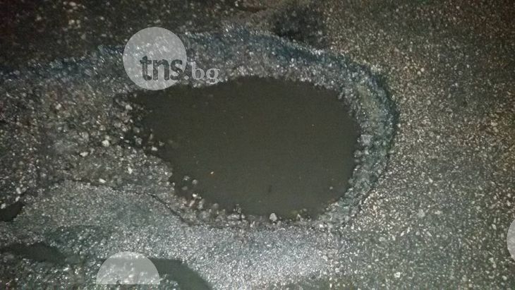 Зловеща дупка на Коматевско шосе троши коли и нерви на пловдивчани СНИМКИ