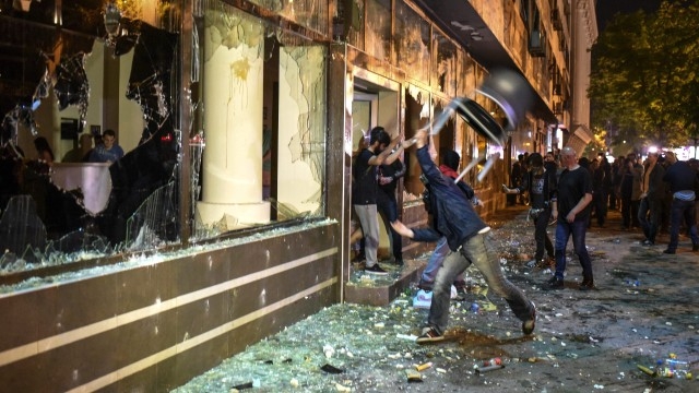 Погром в Скопие! Десетки са ранени, а 12 души са задържани ВИДЕО