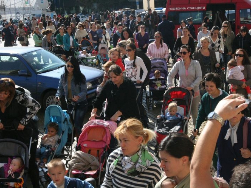 Вдигат с 56 лв. помощите за деца с увреждания