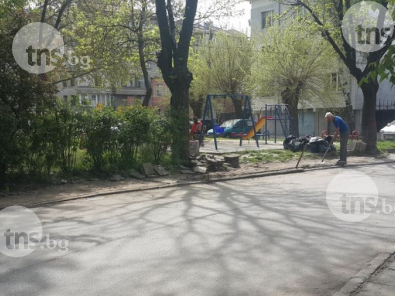 Пловдивчанин за пример! Чичо Нешо – оправя тротоари и дупки за своя сметка, засажда цветя и учи деца СНИМКИ