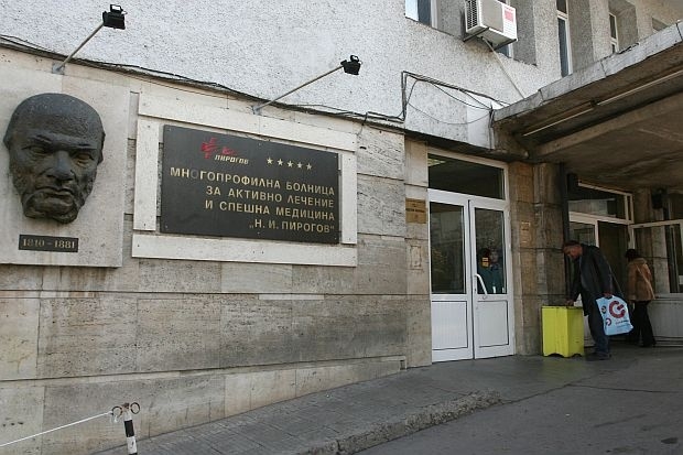Лекари се борят да спасят бебе, яло отрова за мишки