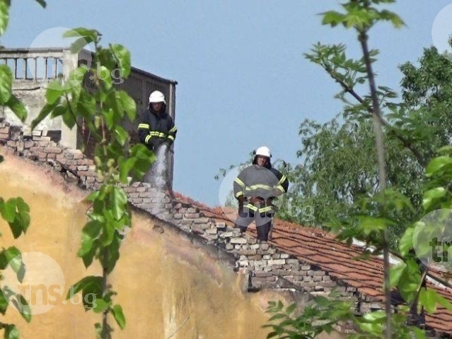 Пет пожарни гасиха сграда в бившето ГУСВ в Пловдив ВИДЕО