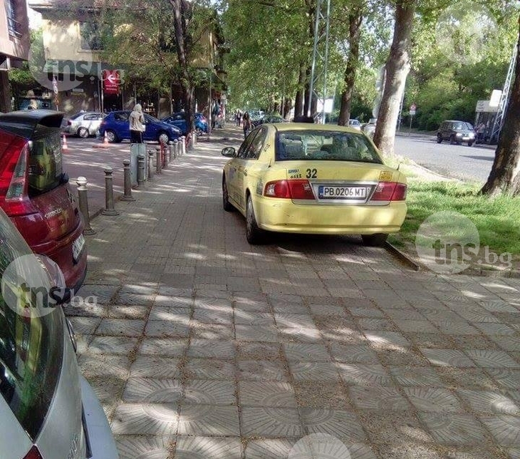 Таксиметрова шофьорка превърна тротоар  в бащиния СНИМКИ