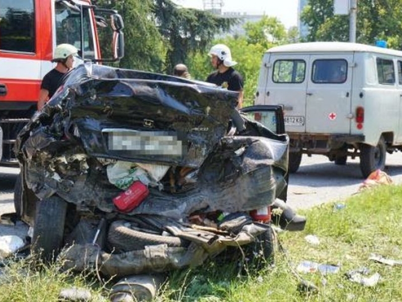 Жестока катастрофа! Кола се вряза в камион, шофьорът остана намясто