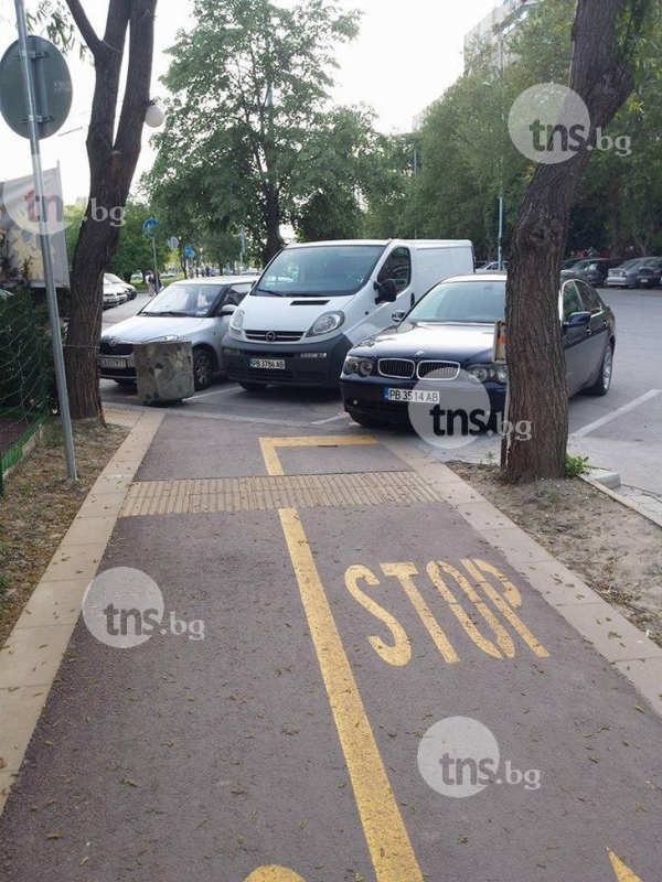 3 в 1 пред заведение в Тракия: Паркинг, велоалея и пешеходна пътека? ВИДЕО