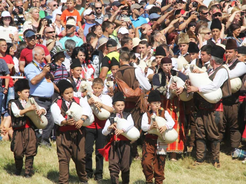 101 каба гайди огласяват Лаута! Хиляди хора се стичат за събора в Пловдив