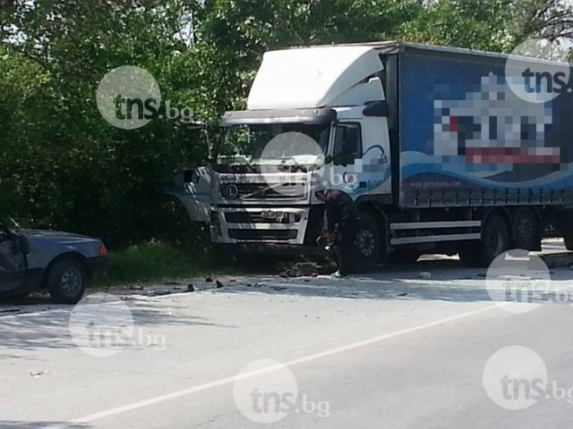 Мъж е в тежко състояние след тройна катастрофа на изхода на Пловдив СНИМКИ