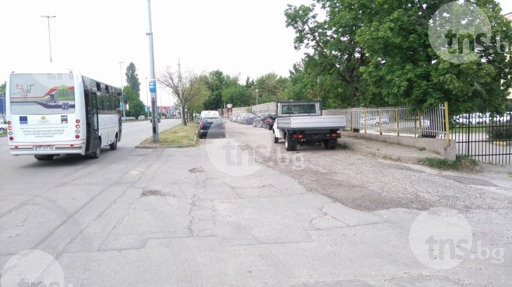 Автокъщи окупираха улица и спирка в Пловдив! Полицаи прехвърлят топката към общината СНИМКИ