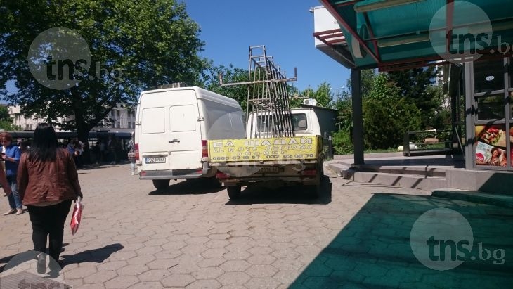 Два буса затапиха пешеходния подлез на Тримонциум! Нито Общината, нито полицията реагира СНИМКИ 