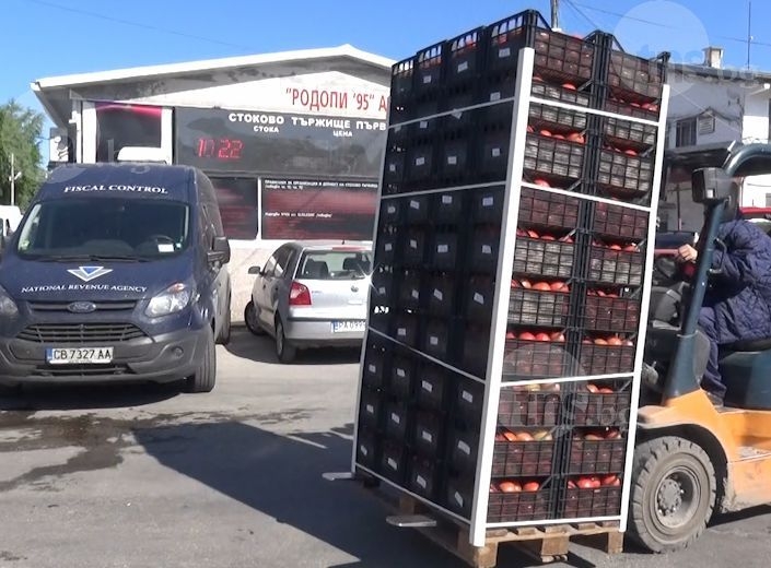 Търговците в Първенец укривали ДДС и данъци, продавали доматите скъпо ВИДЕО