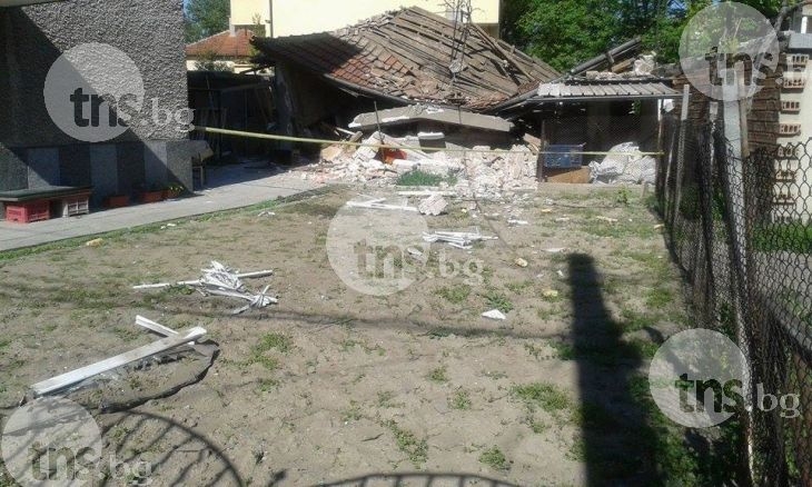 Къща се срути върху две деца в Пловдив СНИМКА