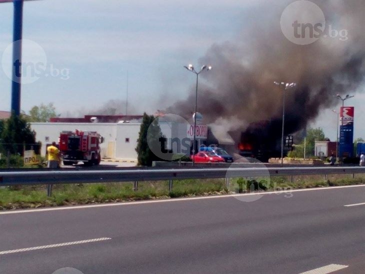 ТИР се вряза в бензиностанция край Пловдив! Огромен пожар бушува в обекта СНИМКИ и ВИДЕО