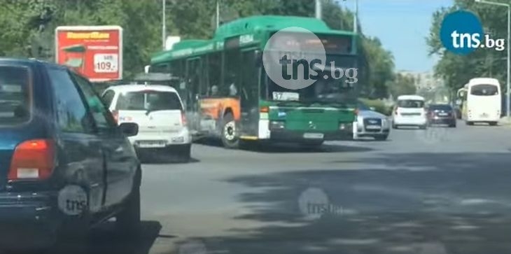 Ето така завиват шофьорите на автобуси в Пловдив ВИДЕО