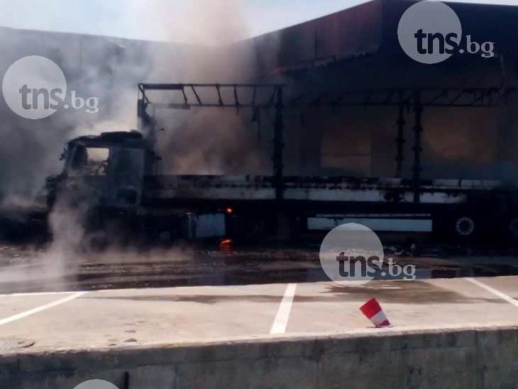 Тирът се е блъснал в колонките на бензиностанцията край Пловдив, в последния момент спасили шофьора СНИМКИ и ВИДЕО