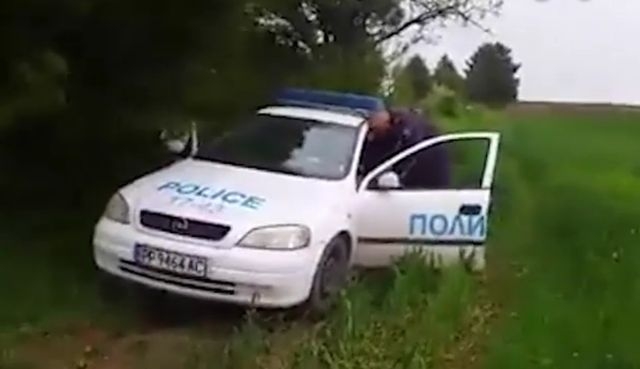 Полицаи се крият по храстите и снимат за висока скорост без знак ВИДЕО
