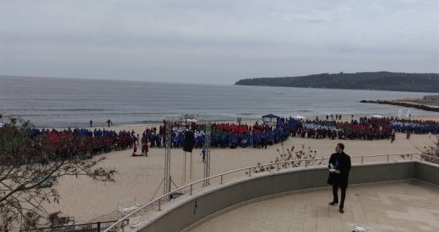 Рекорд на Гинес: 4000 души направиха ДНК верига на варненския плаж СНИМКА