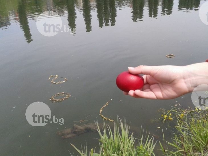 В Марица плуват венци и червени яйца СНИМКИ