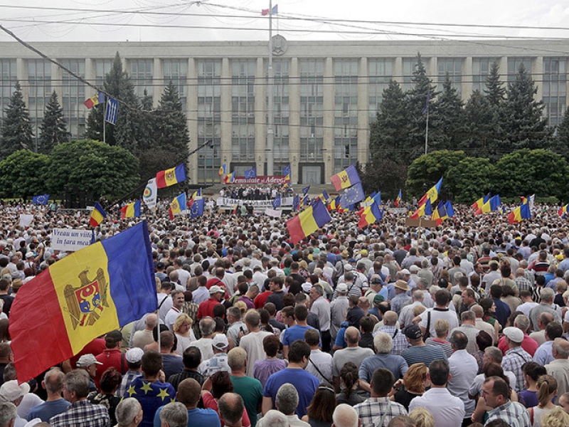 Напрежението в Молдова ексалира, сблъсъци между полиция и протестиращи