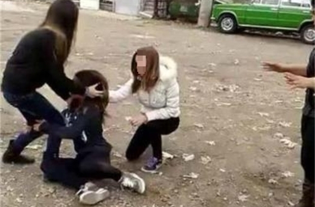 Агресия в училищния двор: Ученички се сбиха пред очите на родители