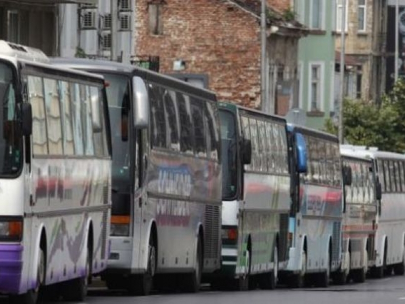 Протестът на автобусните превозвачи остава