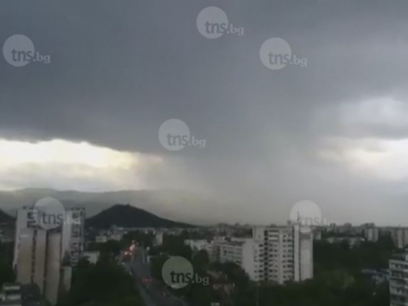 Ето как поройният дъжд дойде в Пловдив ВИДЕО 