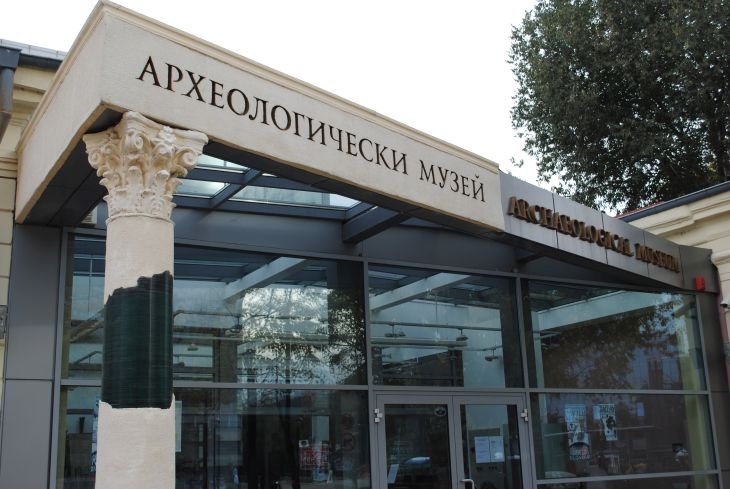 Обирът в Археологическия в Пловдив: Професионални апаши свалили с един удар охраната, разбили стъклото с обувката му