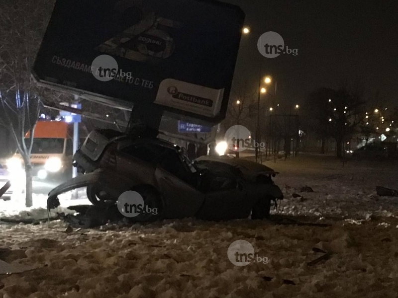 Смърт на пътя след удар в билборд в Карлово!