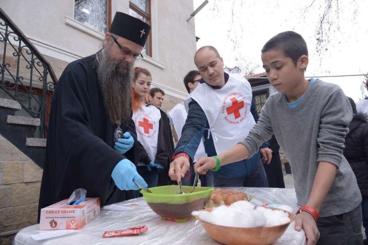Дядо Николай боядисва яйца със сираци в Митрополията
