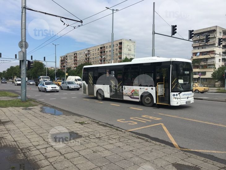 Автобус помете пешеходка на централен пловдивски булевард, жената е в болница СНИМКИ