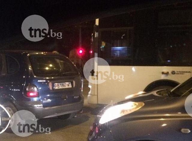 Автобус и рено се удариха на Сточна гара СНИМКА и ВИДЕО