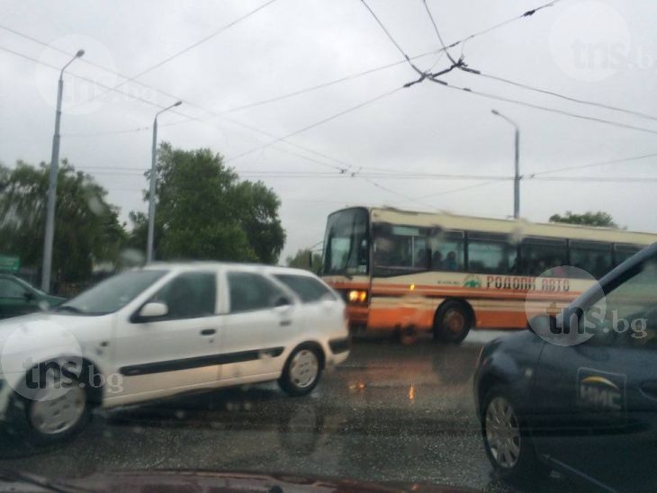 Хаос в движението в Пловдив! Дъжд, повече автомобили и неработещи светофари СНИМКИ