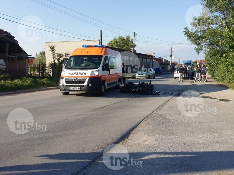 Моторист се заби в опел, прелетя над него и падна лошо в Цалапица СНИМКИ