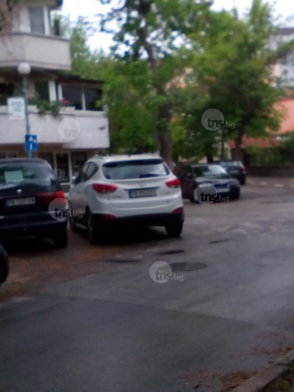 Ползват кръстовище в центъра на Пловдив за паркинг СНИМКИ