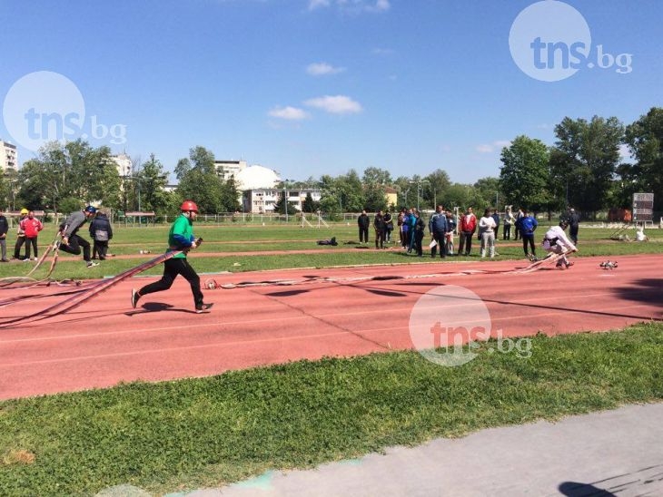 Десетки пожарникари мерят сили до Гребната база СНИМКИ