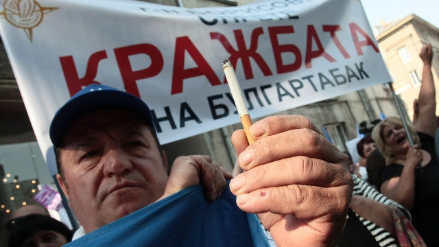 Съкратени от Булгартабак протестират под прозорците на министър