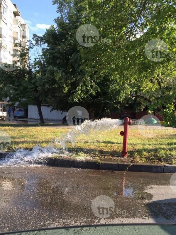 Пожарен кран превърна Цариградско в река СНИМКИ и ВИДЕО