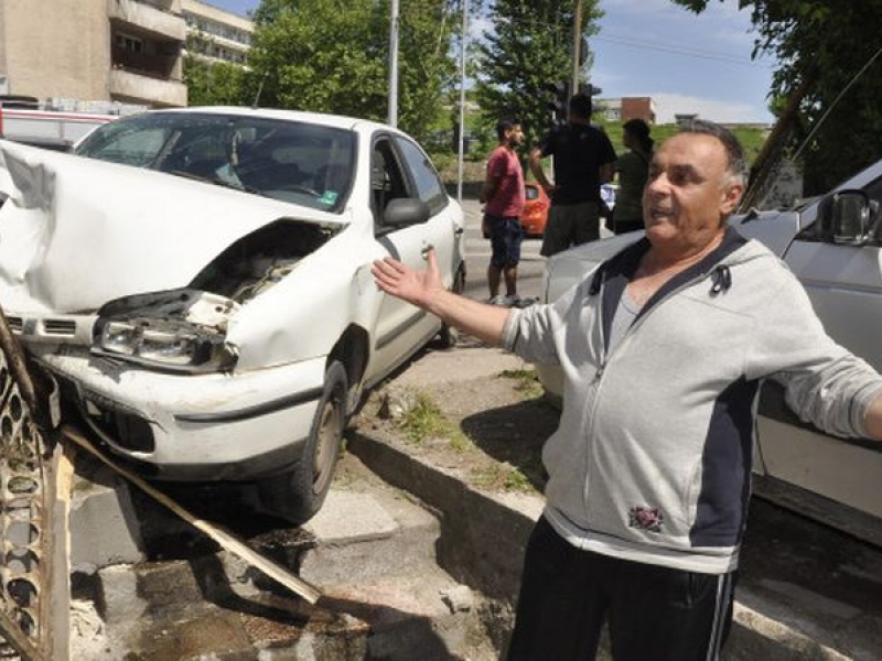 Фиат влезе в насрещното, помля две коли и спря в къща в Хасково СНИМКИ