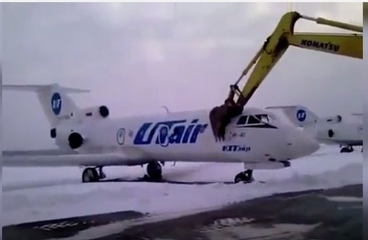 Разгневен помля самолет с багер ВИДЕО