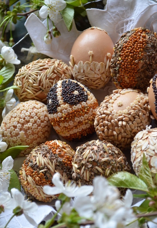 Свежа великденска идея: Украсете яйцата със семена и зърна СНИМКИ
