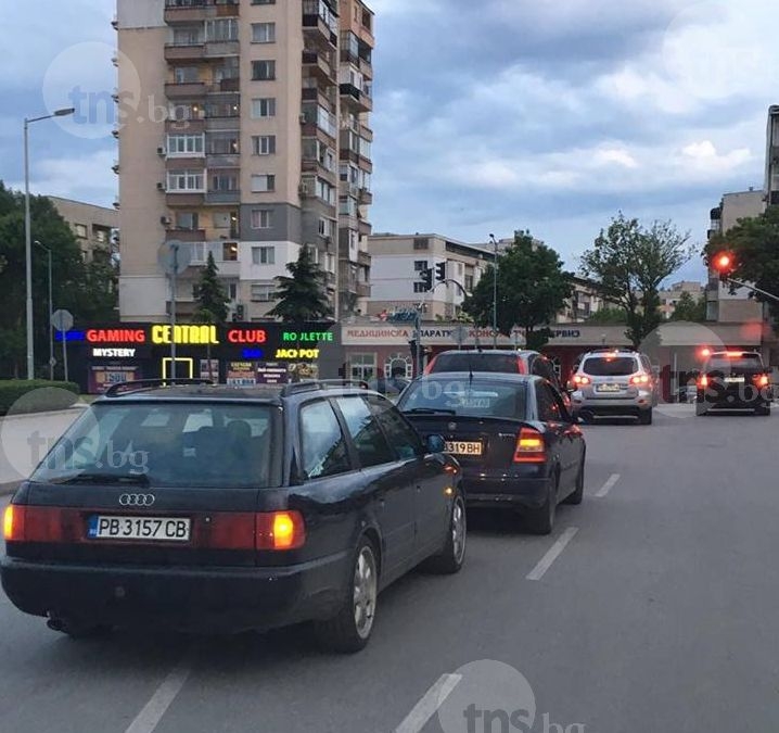 Три коли се нанизаха до мола в Смирненски СНИМКИ