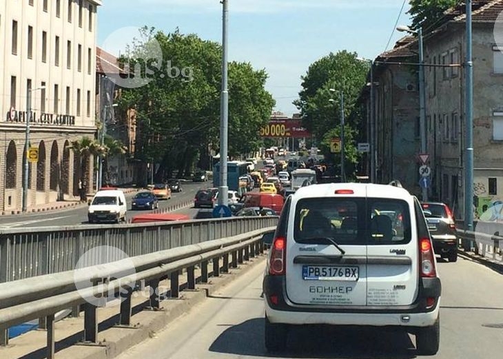 Голямото преселение за празниците и още по-голямото затапване в Пловдив започнаха! СНИМКИ