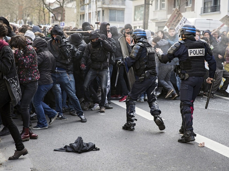 Ожесточени сблъсъци между полиция и протестиращи във Франция