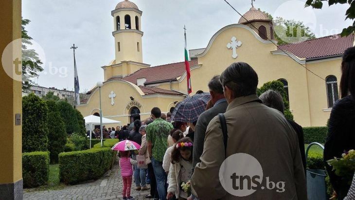 Дълги опашки се заизвиха пред църквите в Пловдив СНИМКИ