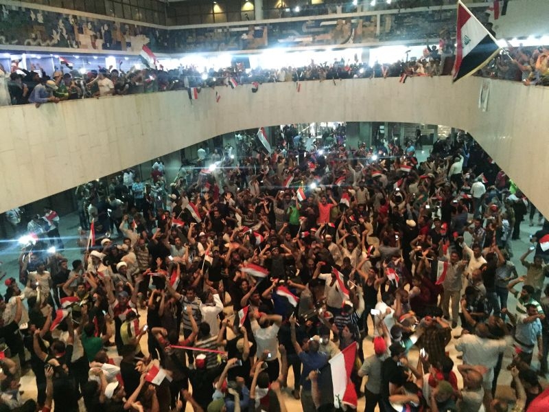 Напрежение в Ирак! Протестиращи нахлуха в парламента 