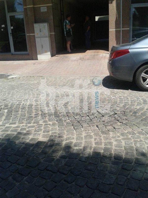 Мъж полетя от покрива на блок 