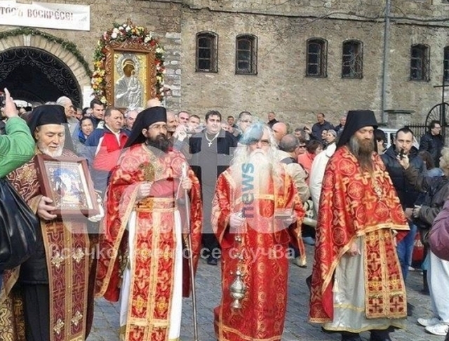 Шествие с чудотворна икона събира стотици в Бачковския манастир