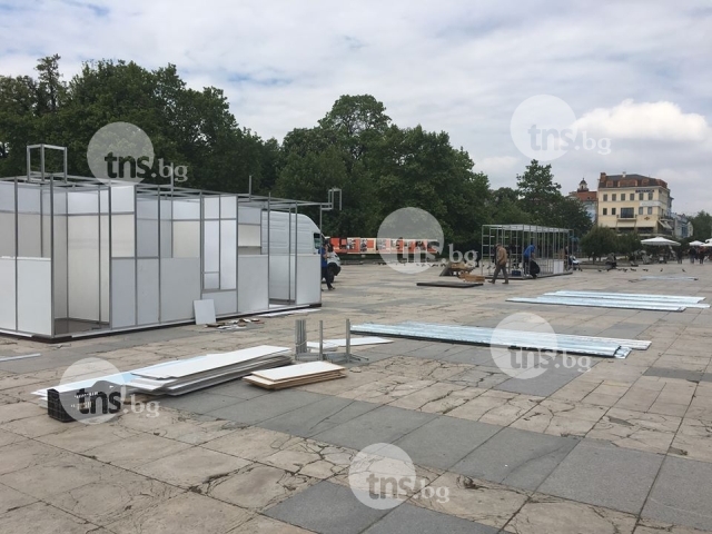 Площад Централен стана строителна площадка - завладяват го български стоки СНИМКИ