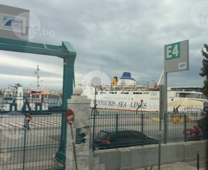 Извънредно: Ферибот потъва в Гърция! СНИМКИ