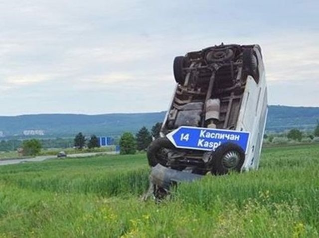 Уникална катастрофа! Бус се заби като пътен знак в нива СНИМКА